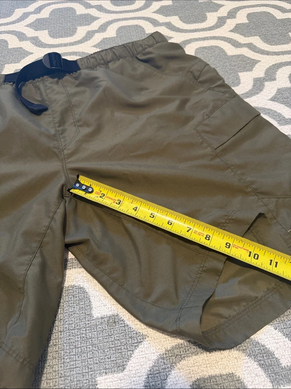 The North Face Men’s XL Olive Army Green drawstring lined shorts built in belt
